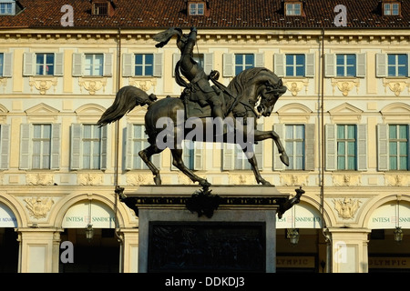 Italien, Piemont, Turin, Piazza San Carlo, Statue von Emanuele Filiberto di Savoia Stockfoto