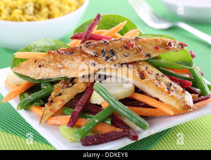 GERÄUCHERTE MAKRELE SALAT Stockfoto