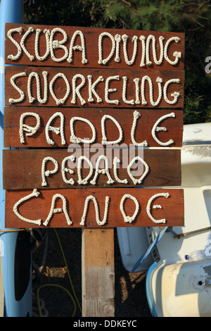 Melden Sie mit Wörter, Seil an einer Wasserstelle Sport-Verleih am Strand in Korfu, Griechenland Stockfoto