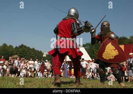 Re-enactment gekleidet in mittelalterlichen Rüstung Stufe einen mittelalterliche Ritterspiele Wettbewerb. Schlacht von Grunwald im Norden Polens. Stockfoto