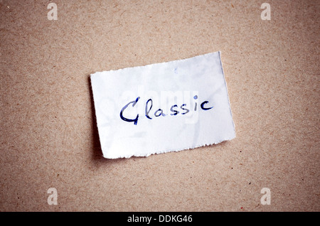Klassische Nachricht, geschrieben auf Papier auf Karton Hintergrund. Platz für Ihren Text. Stockfoto