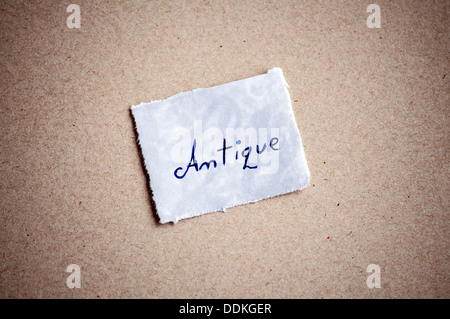 Antike Nachricht, geschrieben auf Papier auf Karton Hintergrund. Platz für Ihren Text. Stockfoto