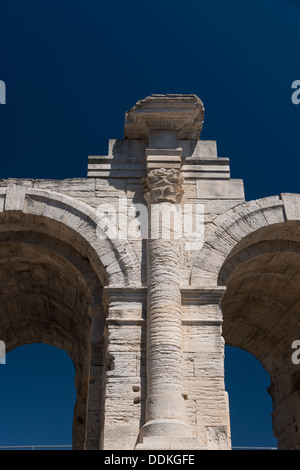 Bögen und Spalte im römischen Amphitheater in Arles, Frankreich Stockfoto