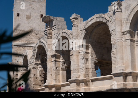 Bögen im römischen Amphitheater in Arles, Frankreich - ein UNESCO-Weltkulturerbe Stockfoto