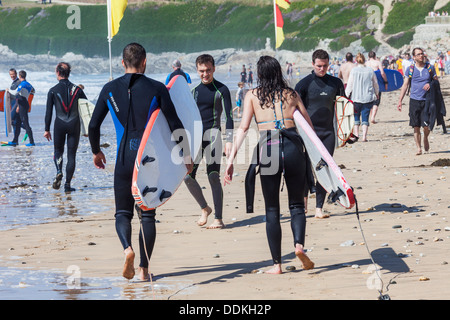 England, Cornwall, Newquay, Fistral Strand, Surfer zu Fuß am Strand Stockfoto