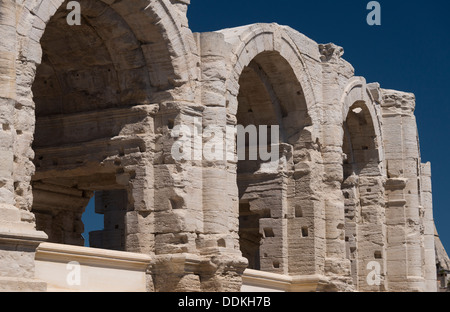 Bögen im römischen Amphitheater in Arles, Frankreich - ein UNESCO-Weltkulturerbe Stockfoto