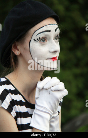 Porträt von Mim in weißen Handschuhen auf dunklen Stockfoto