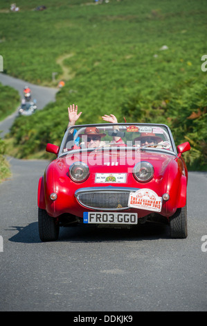 Mini Oldtimer nehmen Teil in der jährlichen Mini Grand Tour in Nord-Devon auf Bank Holiday Montag. 2013 Stockfoto