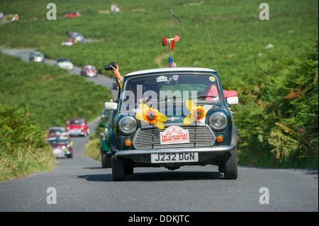 Mini Oldtimer nehmen Teil in der jährlichen Mini Grand Tour in Nord-Devon auf Bank Holiday Montag. 2013 Stockfoto