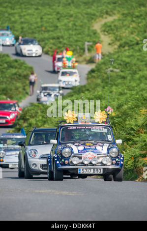 Mini Oldtimer nehmen Teil in der jährlichen Mini Grand Tour in Nord-Devon auf Bank Holiday Montag. 2013 Stockfoto