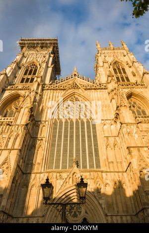 York Minster - Westfassade in der Abenddämmerung Stockfoto