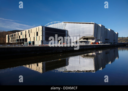 Forsyth Barr Stadium spiegelt sich im Wasser von Leith, Dunedin, Südinsel, Neuseeland Stockfoto