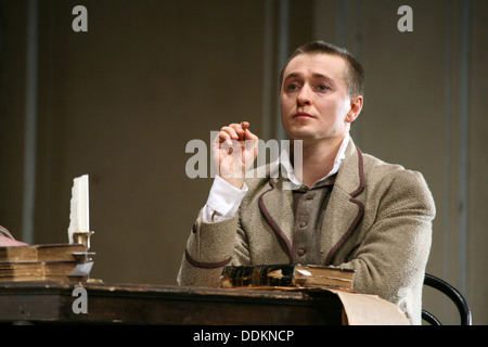 Russischer Schauspieler Sergej Bezrukov. Moskauer Theater von Oleg Tabakov. "Selbst ein weiser Mann stolpert" zu spielen. Stockfoto