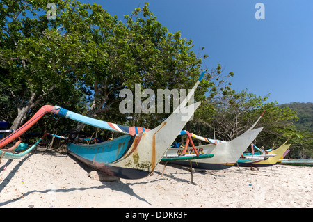 Katamaran geparkt an einem Sandstrand Stockfoto