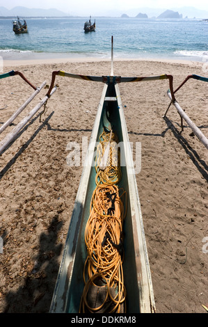 Katamaran geparkt an einem Sandstrand Stockfoto