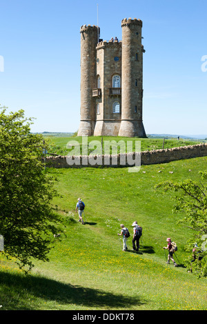 Wanderer auf der Cotswold Weg nationale Spur nähert sich Broadway Tower am Broadway Hill, Worcestershire UK Stockfoto