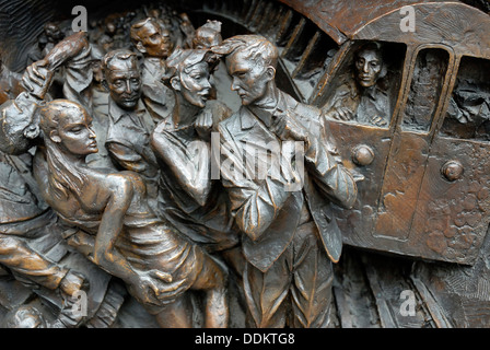 London, England, Vereinigtes Königreich. St Pancras Bahnhof. Detail vom Sockel auf Basis der 9m hohe Skulptur "The Meeting Place" (Paul Day) Stockfoto