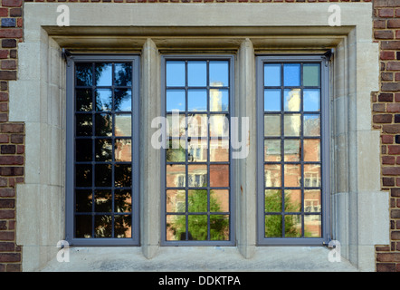 Renoviert, Fenster, Calhoun Residential College, Yale University.  Neue Doppel-Fenster Wiedereinbaufenster alt aussehen soll. Stockfoto