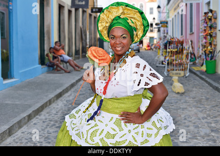 Brasilien, Bahia: "Baiana" Ana Cristina posieren für ein Foto in der Rua Joao de Deus in der historischen Zentrum von Salvador da Bahia Stockfoto