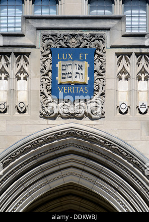 Yale University Motto, Lux et Veritas (Licht und Wahrheit) auf SSS Gebäude. Stockfoto