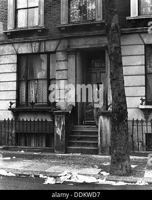 Ein Mann stand vor einem Haus in Westbourne Grove, möglicherweise in Kensington, London, 1950. Schöpfer: Henry gewähren. Stockfoto