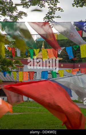 Gebetsfahnen außerhalb des Karma Triyana Dharmachakra, ein tibetisch-buddhistischen Kloster in den Catskill Mountains. Stockfoto