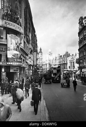 Menschen zu Fuß vorbei an der Astoria-Theater in Charing Cross Road, Westminster, London, Anfang der 1930er Jahre.   Künstler: George Davison Reid Stockfoto