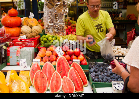 Stall mit frischem Obst und Gemüse am Markt Platz Stary Kleparz in Krakau, Polen. Stockfoto