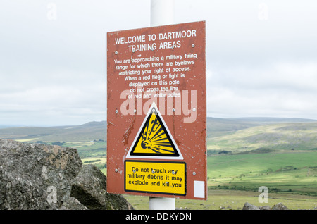 Verteidigungsministerium Warnschild am weißen Tor durch die Merrivale Schießplatz auf Dartmoor Stockfoto