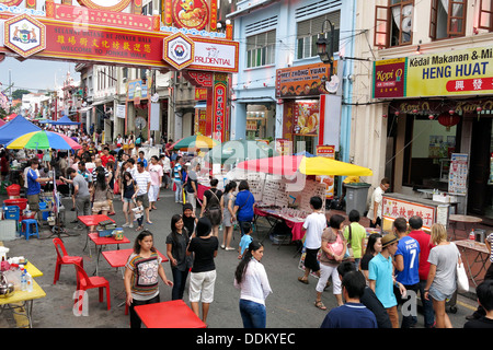 Poeple einkaufen und zu Fuß in der Jonker Street Market in Chinatown, Melaka Stockfoto