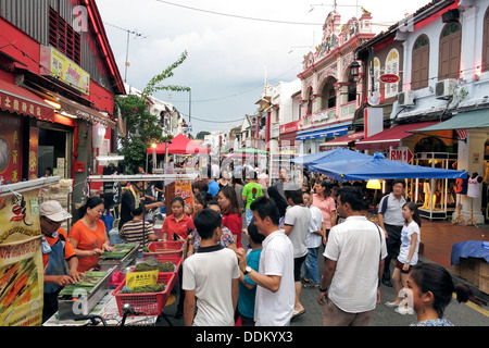 Poeple einkaufen und zu Fuß in der Jonker Street Market in Chinatown, Melaka Stockfoto