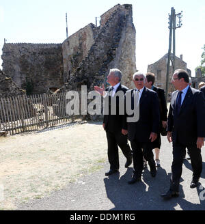 Oradour-Sur-Glane, Frankreich. 04. September, 2013. Deutscher Präsident Joachim Gauck (L), der französische Präsident Francois Hollande und Überlebende des Massakers in Oradour-Sur-Glane in World War II Robert Hebras (R) sind in der Gedenkstätte in Oradour-Sur-Glane, Frankreich, 4. September 2013 abgebildet. Eine Einheit der SS-Offiziere ermordet im Juni 1944 642 Bürger der Stadt. Der Bundespräsident ist bei einem dreitägigen Besuch in Frankreich. Foto: WOLFGANG KUMM/Dpa/Alamy Live News Stockfoto