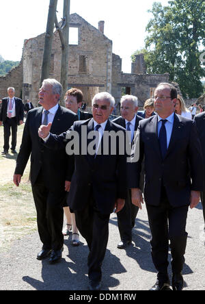 Oradour-Sur-Glane, Frankreich. 04. September, 2013. Deutscher Präsident Joachim Gauck (L), der französische Präsident Francois Hollande und Überlebende des Massakers in Oradour-Sur-Glane in World War II Robert Hebras (R) sind in der Gedenkstätte in Oradour-Sur-Glane, Frankreich, 4. September 2013 abgebildet. Eine Einheit der SS-Offiziere ermordet im Juni 1944 642 Bürger der Stadt. Der Bundespräsident ist bei einem dreitägigen Besuch in Frankreich. Foto: WOLFGANG KUMM/Dpa/Alamy Live News Stockfoto