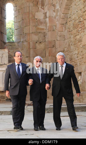 Oradour-Sur-Glane, Frankreich. 04. September, 2013. German President Joachim Gauck (R), französische Präsident Francois Hollande (L) und Überlebende des Massakers in Oradour-Sur-Glane in World War II Robert Hebras (C) sind in der Gedenkstätte in Oradour-Sur-Glane, Frankreich, 4. September 2013 abgebildet. Eine Einheit der SS-Offiziere ermordet im Juni 1944 642 Bürger der Stadt. Der Bundespräsident ist bei einem dreitägigen Besuch in Frankreich. Foto: WOLFGANG KUMM/Dpa/Alamy Live News Stockfoto