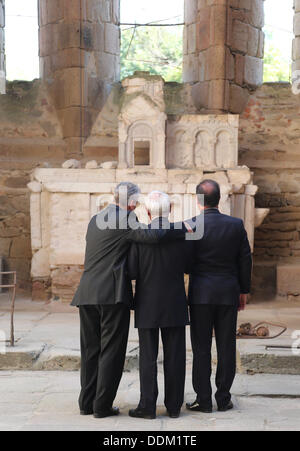 Oradour-Sur-Glane, Frankreich. 04. September, 2013. Deutscher Präsident Joachim Gauck (L), French President Francois Hollande (R) und Überlebende des Massakers in Oradour-Sur-Glane in World War II Robert Hebras (C) sind in der Gedenkstätte in Oradour-Sur-Glane, Frankreich, 4. September 2013 abgebildet. Eine Einheit der SS-Offiziere ermordet im Juni 1944 642 Bürger der Stadt. Der Bundespräsident ist bei einem dreitägigen Besuch in Frankreich. Foto: WOLFGANG KUMM/Dpa/Alamy Live News Stockfoto