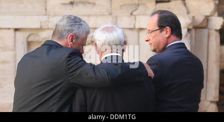 Oradour-Sur-Glane, Frankreich. 04. September, 2013. Deutscher Präsident Joachim Gauck (L), French President Francois Hollande (R) und Überlebende des Massakers in Oradour-Sur-Glane in World War II Robert Hebras (C) sind in der Gedenkstätte in Oradour-Sur-Glane, Frankreich, 4. September 2013 abgebildet. Eine Einheit der SS-Offiziere ermordet im Juni 1944 642 Bürger der Stadt. Der Bundespräsident ist bei einem dreitägigen Besuch in Frankreich. Foto: WOLFGANG KUMM/Dpa/Alamy Live News Stockfoto