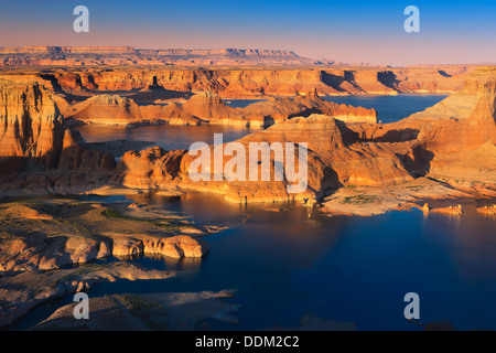 Sonnenuntergang an Alstom Punkt, Lake Powell in Utah Stockfoto