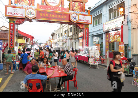 Poeple einkaufen und zu Fuß in der Jonker Street Market in Chinatown, Melaka Stockfoto