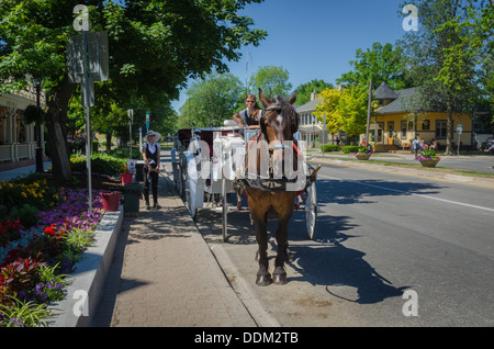 Ein Pferd und Buggy-Tour Operator wartet auf Touristen in historischen Niagara-on-the-Lake, Ontario, Kanada. Stockfoto
