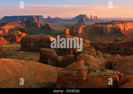 Sonnenaufgang mit dem Blick von Hunts Mesa im Monument Valley an der Grenze zwischen Utah und Arizona, USA Stockfoto