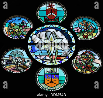 Die vier Jahreszeiten dargestellt durch Flora und Fauna in die Rosette in der Austwick Kirche, Yorkshire Dales National Park, England Stockfoto