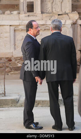 Oradour-Sur-Glane, Frankreich. 04. September, 2013. German President Joachim Gauck (R) und Französisch Präsident François Hollande (L) besucht die Ruinen einer Kirche an der Gedenkstätte in Oradour-Sur-Glane, Frankreich, 4. September 2013. Eine Einheit der SS-Offiziere ermordet im Juni 1944 642 Bürger der Stadt. Der Bundespräsident ist bei einem dreitägigen Besuch in Frankreich. Foto: WOLFGANG KUMM/Dpa/Alamy Live News Stockfoto