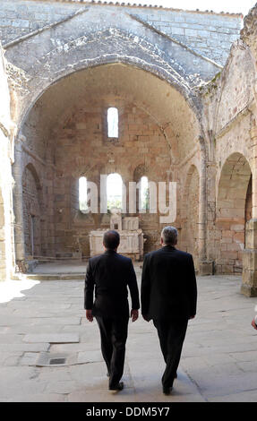 Oradour-Sur-Glane, Frankreich. 04. September, 2013. German President Joachim Gauck (R) und Französisch Präsident François Hollande (L) besucht die Ruinen einer Kirche an der Gedenkstätte in Oradour-Sur-Glane, Frankreich, 4. September 2013. Eine Einheit der SS-Offiziere ermordet im Juni 1944 642 Bürger der Stadt. Der Bundespräsident ist bei einem dreitägigen Besuch in Frankreich. Foto: WOLFGANG KUMM/Dpa/Alamy Live News Stockfoto