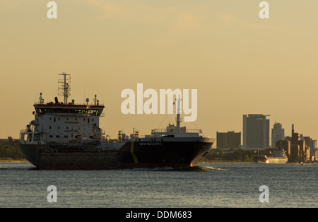 Zwei große Schiffe Reisen Osten entlang den Detroit River zwischen Windsor, Ontario und Detroit, MI Stockfoto