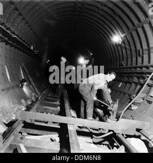 Reparatur von u-Bahn verfolgt, London, 1955. Künstler: Henry Grant Stockfoto