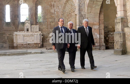 Oradour-Sur-Glane, Frankreich. 04. September, 2013. German President Joachim Gauck (R), französische Präsident Francois Hollande (L) und Überlebende des Massakers in Oradour-Sur-Glane in World War II Robert Hebras (C) sind in der Gedenkstätte in Oradour-Sur-Glane, Frankreich, 4. September 2013 abgebildet. Eine Einheit der SS-Offiziere ermordet im Juni 1944 642 Bürger der Stadt. Der Bundespräsident ist bei einem dreitägigen Besuch in Frankreich. Foto: WOLFGANG KUMM/Dpa/Alamy Live News Stockfoto