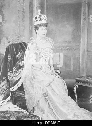 Königin Alexandra, Gefährtin von Edward VII, in ihre Krönung Roben, 1902. Artist: Unbekannt Stockfoto