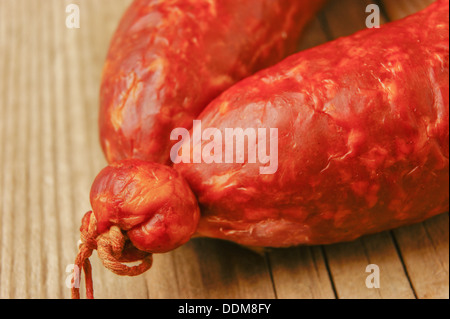 Krakauer Wurst isoliert auf dem Holztisch Stockfoto