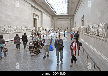 BESUCHER AN DAS BRITISH MUSEUM SEHEN DIE ELGIN MARBLES LONDON UK Stockfoto