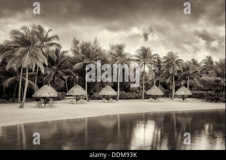 Sonnenschirme und Liegestühle am Lagunenstrand. Bora Bora. Französisch-Polynesien. Stockfoto